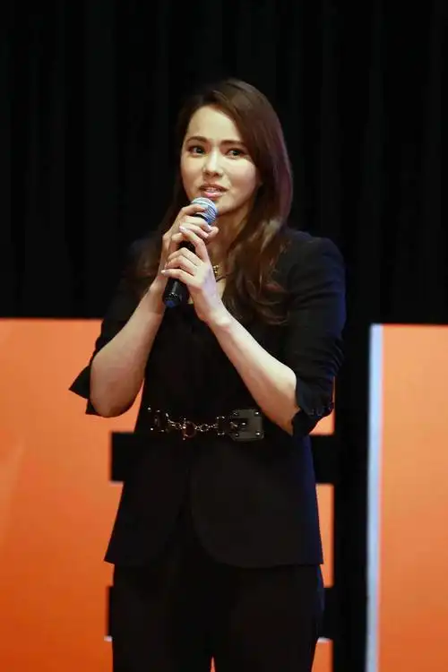 55岁伊能静劝诫女性:20岁不用存钱,35岁再结婚生子,50岁特别棒