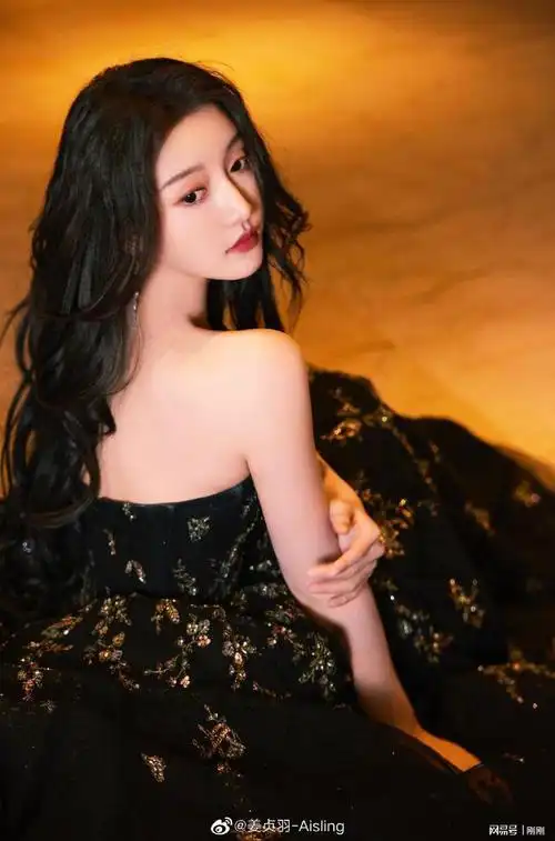 "黑凤梨"姜贞羽