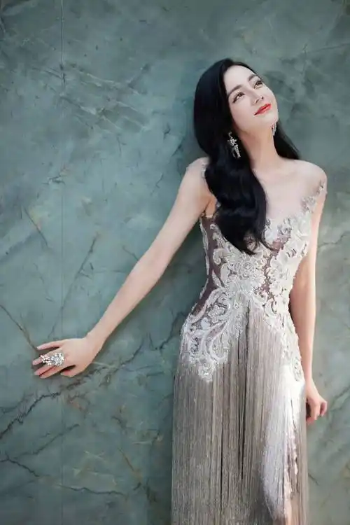 迪丽热巴碎钻流苏裙造型 仙气飘飘 美艳动人_美的_银色_长裙