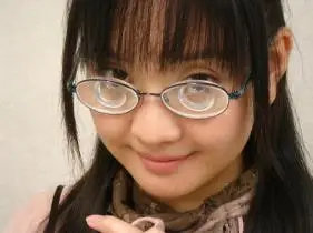 评价一下下面图片中的女孩漂亮吗?希望认真详细回答!