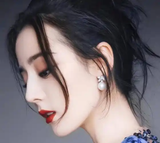 迪丽热巴未精修图被曝,痘痘和皱纹清晰可见,颜值与普通人无差别