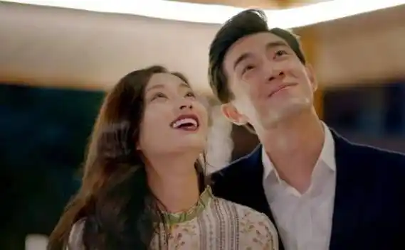 林更新与盖玥希同框被拍,牵手拥抱接吻互动亲密,恋人关系已确定_女方