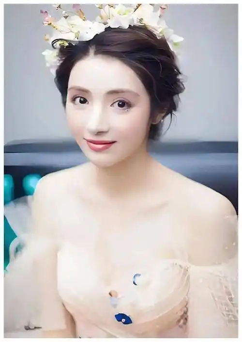 优雅舞姿展现新疆美女魅力,麦迪娜异域风情令人着迷._舞蹈_表演_观众