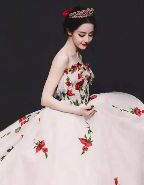 迪丽热巴的婚纱系列,将高贵清纯分别演绎,网友:不愧是人间仙女_礼服