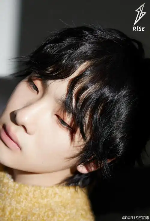 r1se超话7315#周震南明暗光影大片#@r1se-周震南