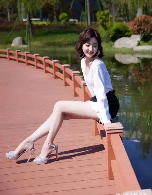 毛晓彤的"漫画腿"真是绝了!穿针织衫配短裙亮相,靠气质就赢了!