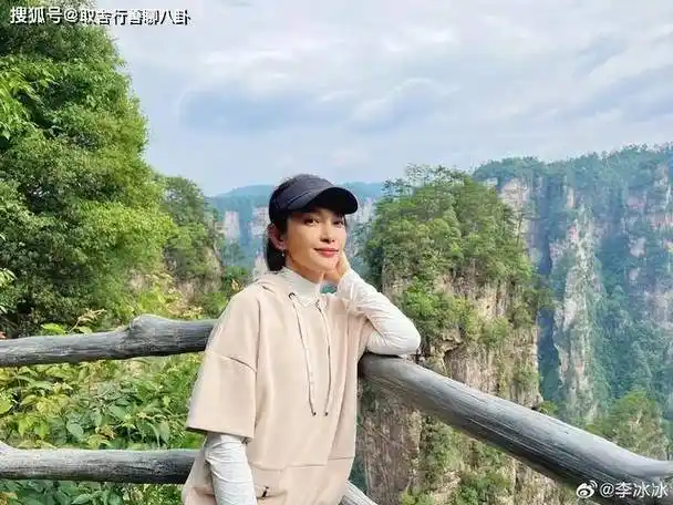 51岁李冰冰晒与爸妈合照,素颜出镜元气满满,一家三口氛围温馨