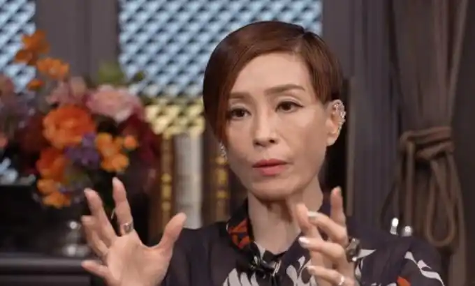 53岁伍咏薇近况曝光重提富豪丈夫去世细节忍不住大哭