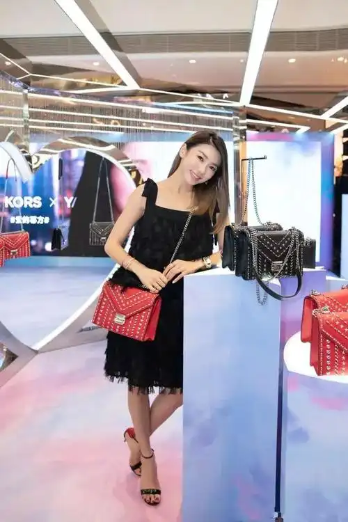 程晓玥在身高虽然不占优势,但是在挑鞋子这块就很充满,透明的鞋跟