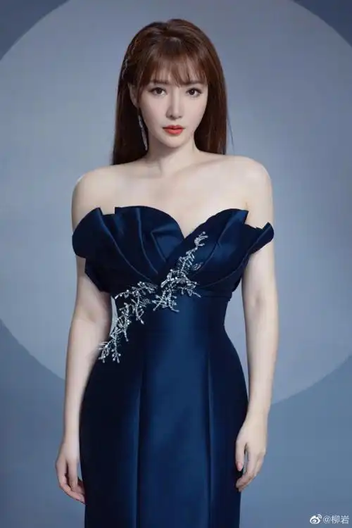 41岁柳岩穿抹胸裙秀曲线 罕见回归性感