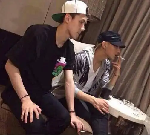 小鲜肉鹿晗抽烟被拍,趁关晓彤不在大口吸烟,令人心疼!