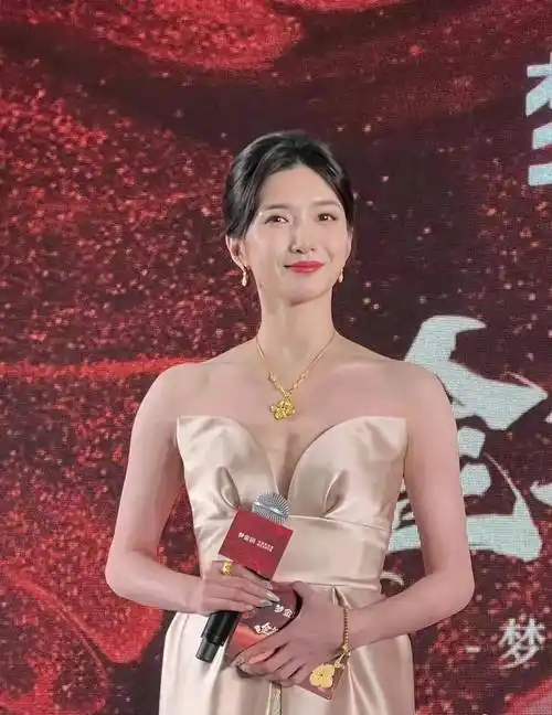 原创江疏影惊艳亮相鹅黄礼服裙展现绝美身姿优雅自信成全场焦点