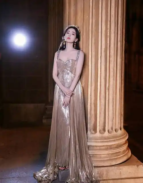 古力娜扎金色拖尾长裙华丽又高贵_女王_造型_美人