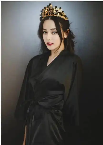 迪丽热巴美得好惊艳!鎏金吊带裙头戴黑色皇冠,那瞬间美到失语
