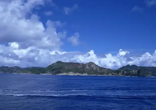 蓝天白云下的蓝色大海和青山