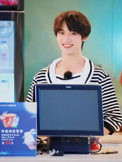 回顾一下两年前的崽崽被可爱元气暴击真的要天天开心啊鑫鑫#丁程鑫