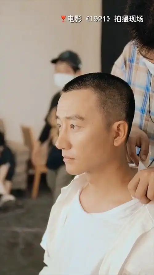 黄轩剃头时睡着了#我宣布黄轩是最能驾驭寸头的男星之一,有疑问戮剧