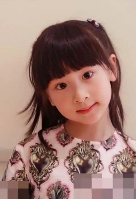 12岁小学女生编扎发造型 充满阳光的孩子编发