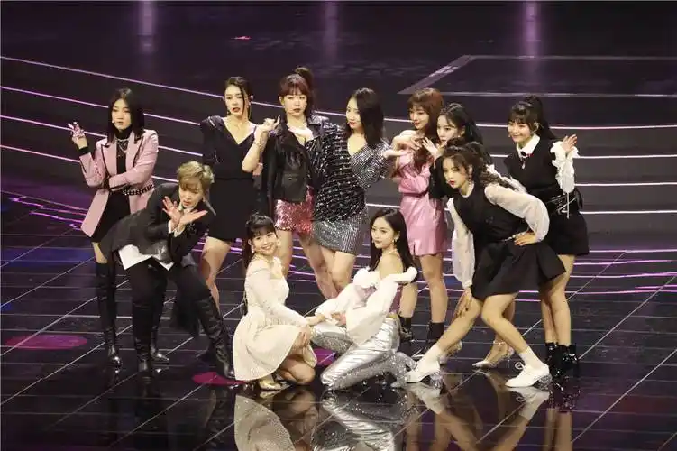 在r1se热力开场后,火箭少女101无缝衔接表演了这首好听的代表作,瞬间