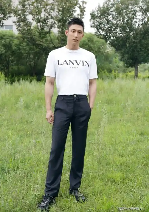 盛一伦黄景瑜打造时尚简洁穿搭,一个帅气阳光,一个成熟潮流_黑色