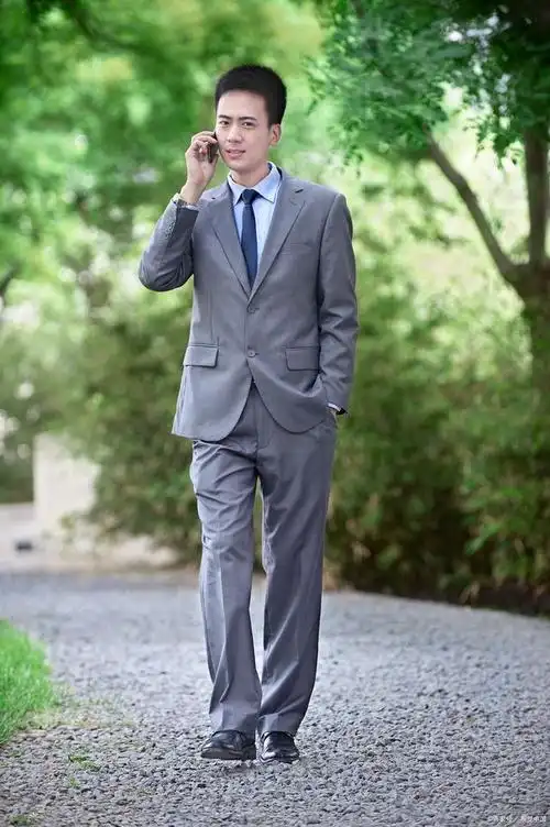 男士职业装穿搭:如何加入一些小细节来增加个人特色?