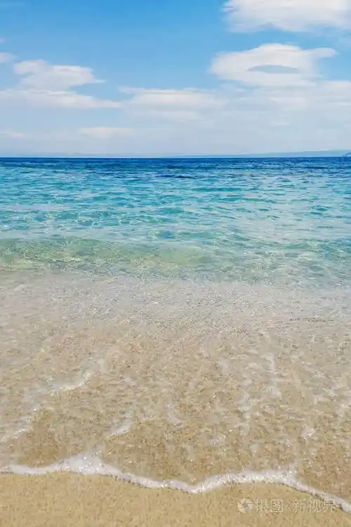 沙滩上的蓝色海浪夏季背景