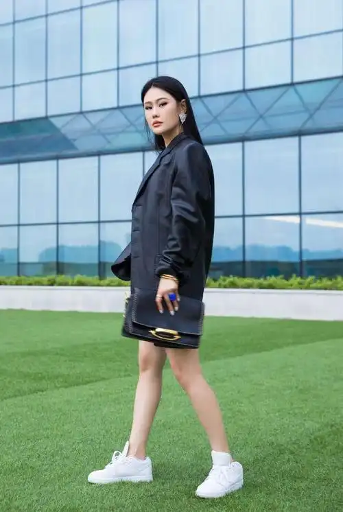 好身材就是要秀出来,袁娅维穿吊带裙开叉开到大腿根,太性感了