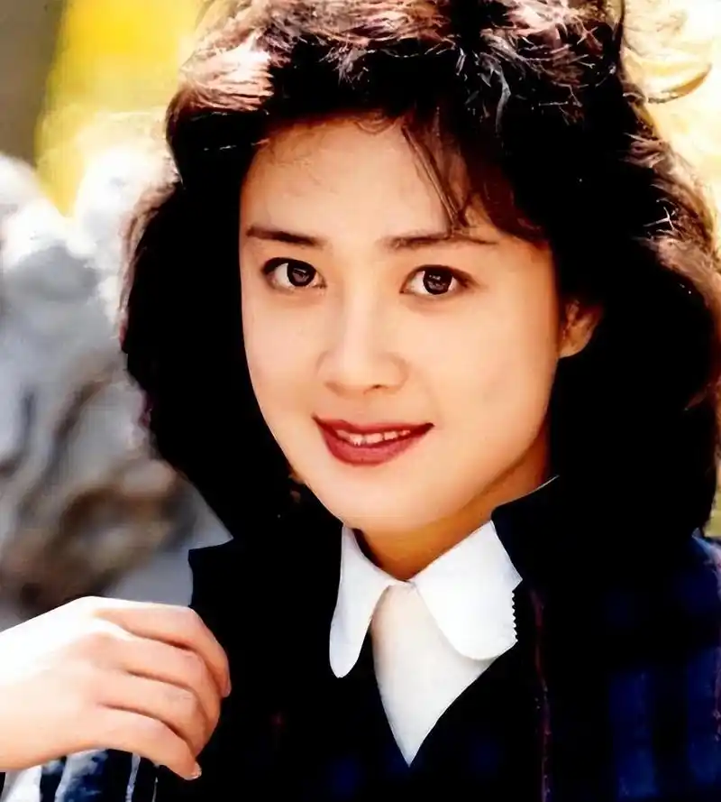 演员傅艺伟像片社交平台上晒出的照片中也尽显孤单落寞