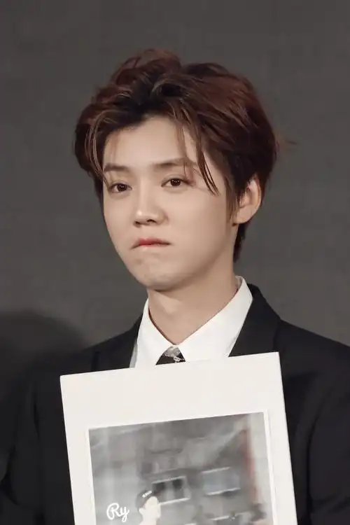 鹿晗五哈综艺最后一期去的西藏,身体不适,发布会中途就退出,工作室发