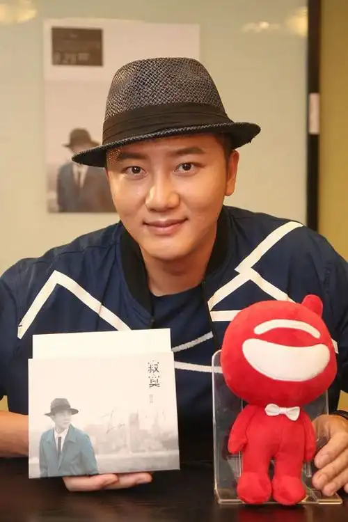 专访关喆:意外踏入歌坛走红 为爱写痛心情歌