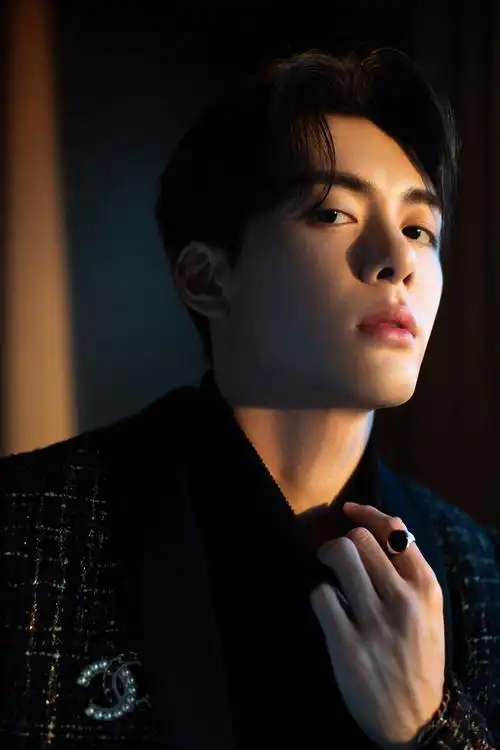 曾舜晞绅士亮相凤凰网时尚之选勾勒时尚风采