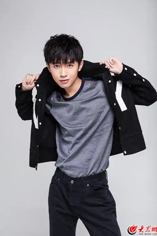 张逸杰最新写真曝光 俏皮少年不拘一格