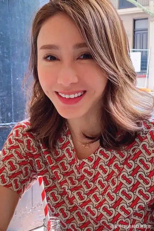 48岁黎姿真老了!精修技术也消不掉皱纹,终于有了年近半百的样子