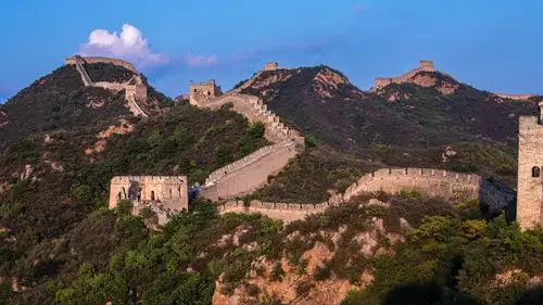 烽火台,是长城上重要的军事防御设施.形制有长方形和圆台形两种.