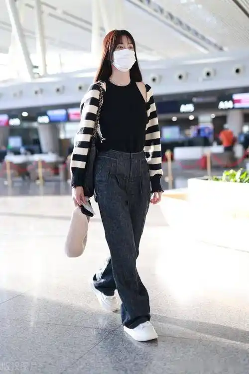 2022年8月9日,上海,沈梦辰机场街拍.