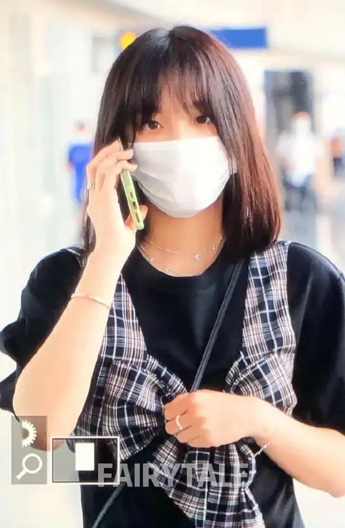 宋雨琦今日机场look一则,身穿格纹蝴蝶结拼接设计连衣裙,短发清爽又显