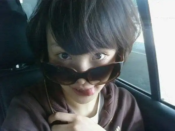 郑爽早期自拍素颜照,伸舌头的照片真敢发出来!三部综艺同时在线