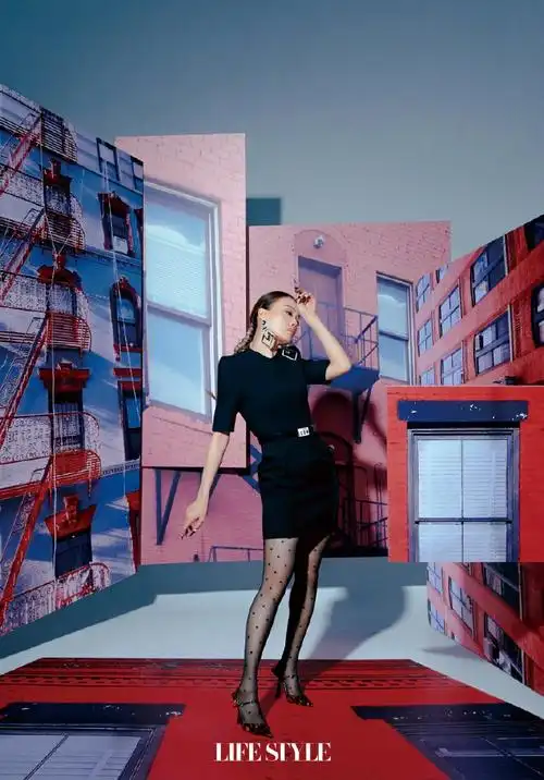 容祖儿穿连衣裙搭配黑丝秀美腿精致干练