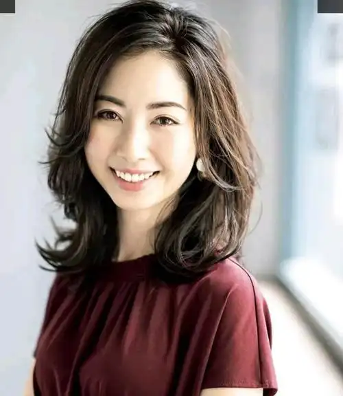 进入50岁后的女人,少留长直发,多烫这几种"气质发型",很减龄