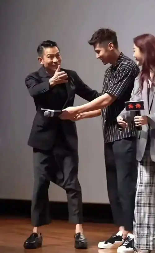 华仔,不知道什么时候起,突然开始喜欢穿这款裤子_刘天王_陈小春_衣服