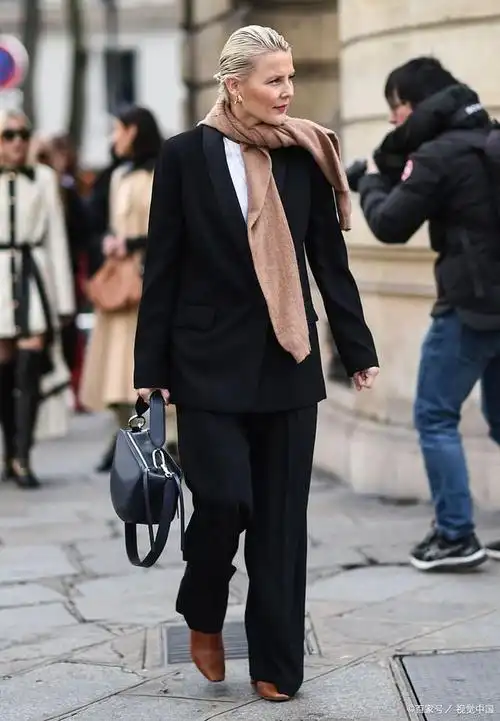 黑色西装外套怎么搭配裤子?