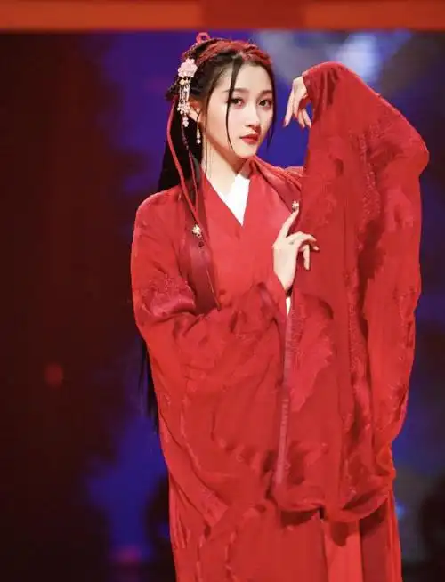 关晓彤身穿古装红衣秀舞技拂袖而舞姿态迷人