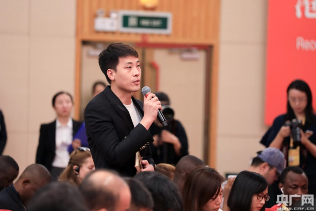中央广播电视总台央广记者张明浩现场提问.(央广网记者 石昊鑫 摄)