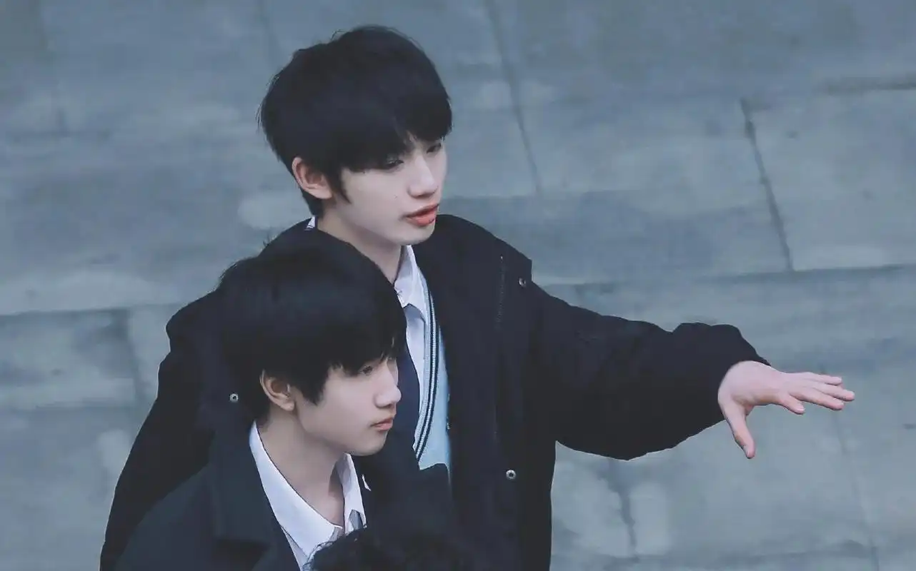 敖子逸 #丁程鑫 #鑫逸 将头发梳成大人模样,穿上一身帅气 - 抖音