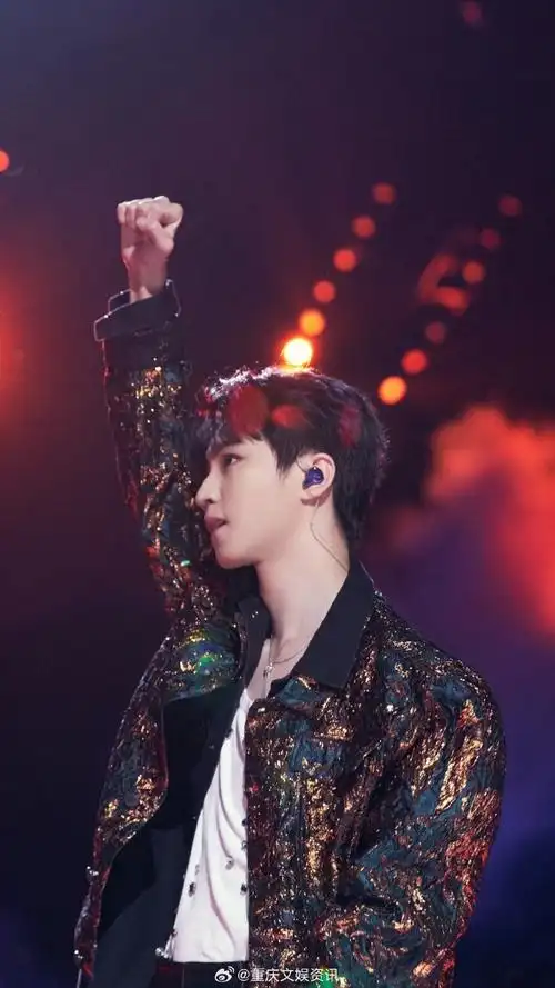 王俊凯直播#沉沦在王俊凯的美貌里无法自拔,送上九宫格壁纸!