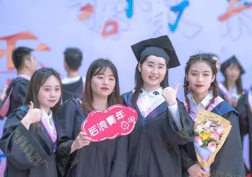 湖北分站 湖北高等教育  穿学士服合影,重温"大学成长路",走红毯,秀