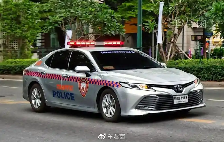 泰国街头各种涂装的凯美瑞警车