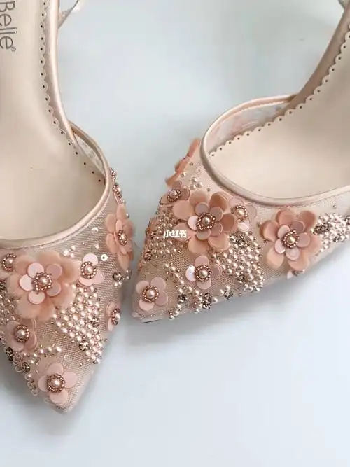 我的少女心复活了看看这双粉色梦幻婚鞋