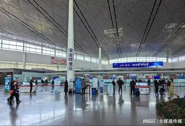 天津滨海机场出发大厅安检口正上方led屏广告,天津机场广告价格