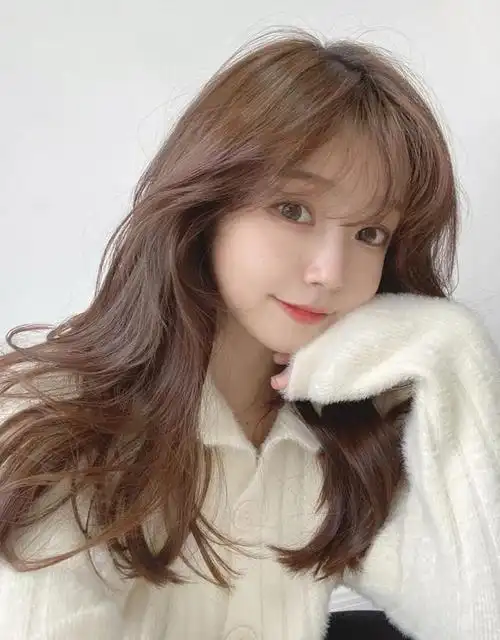 别傻傻的染黑色了,2020年流行这几个发色,显白又高级